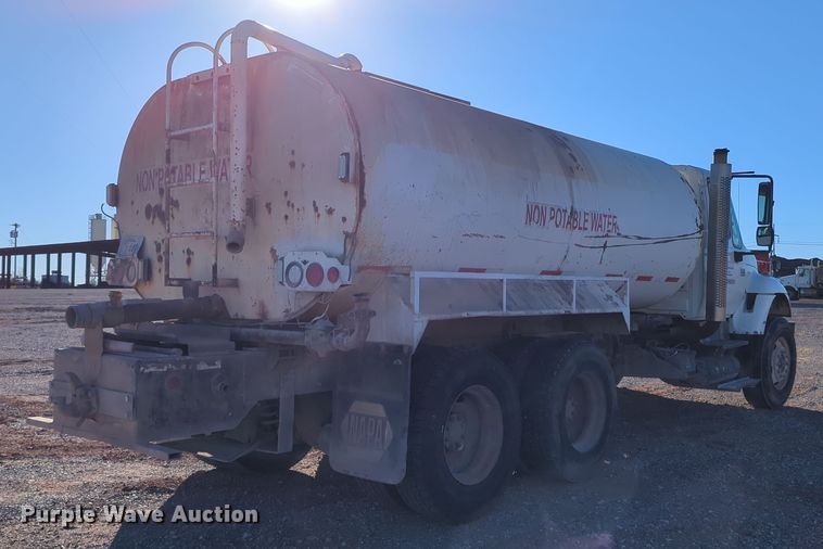 image for item DN3764 2007 International  7400 water truck