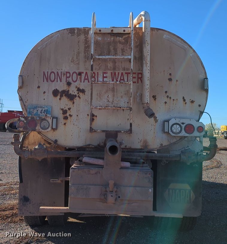 image for item DN3764 2007 International  7400 water truck