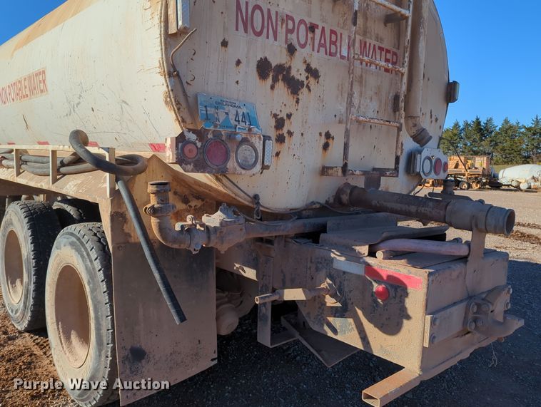 image for item DN3764 2007 International  7400 water truck