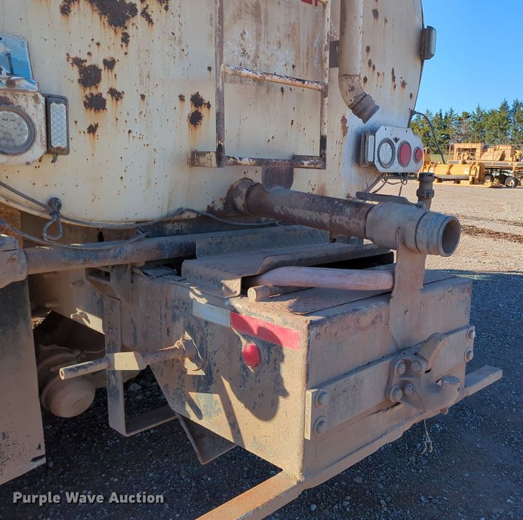 image for item DN3764 2007 International  7400 water truck