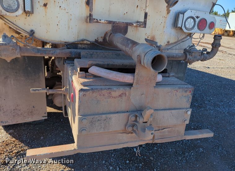 image for item DN3764 2007 International  7400 water truck