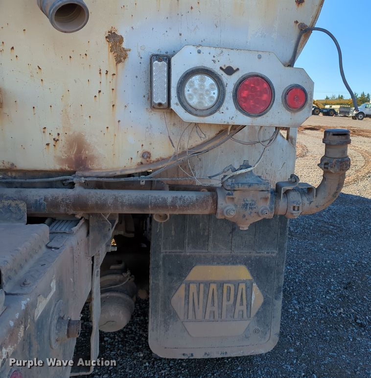 image for item DN3764 2007 International  7400 water truck