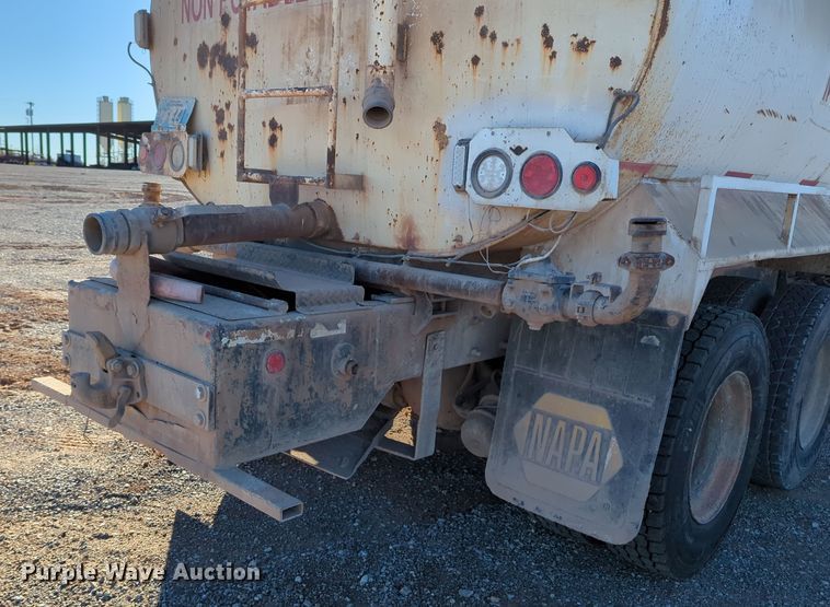 image for item DN3764 2007 International  7400 water truck