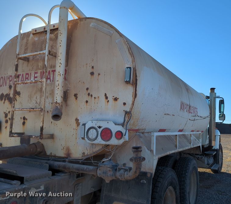 image for item DN3764 2007 International  7400 water truck