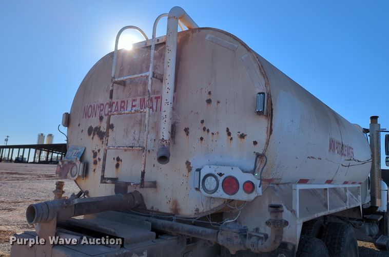 image for item DN3764 2007 International  7400 water truck