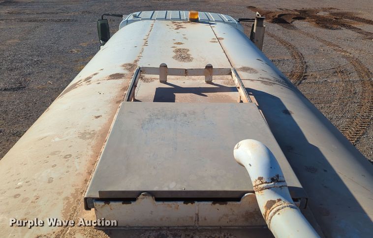 image for item DN3764 2007 International  7400 water truck