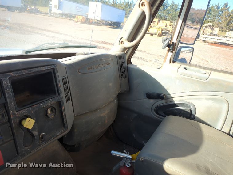 image for item DN3764 2007 International  7400 water truck