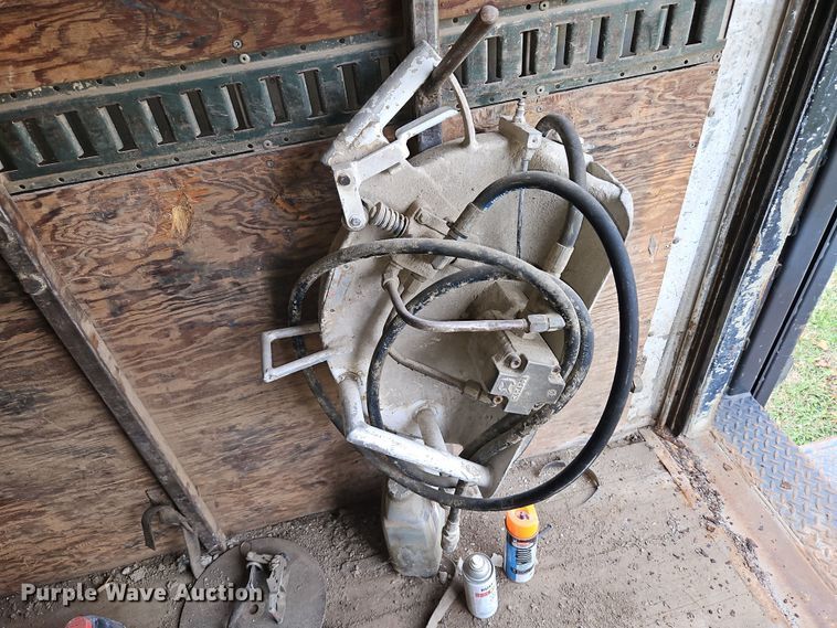 image for item DN7114 2006 GMC C5500  box truck