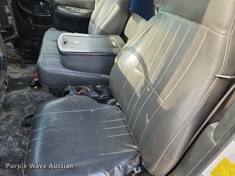 image for item DN7114 2006 GMC C5500  box truck