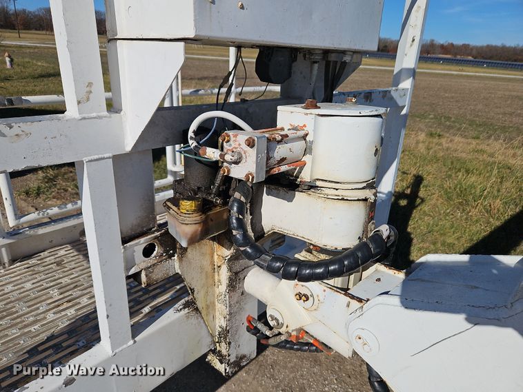 image for item DN7151 2001 Snorkelift TB-66JCU  boom lift