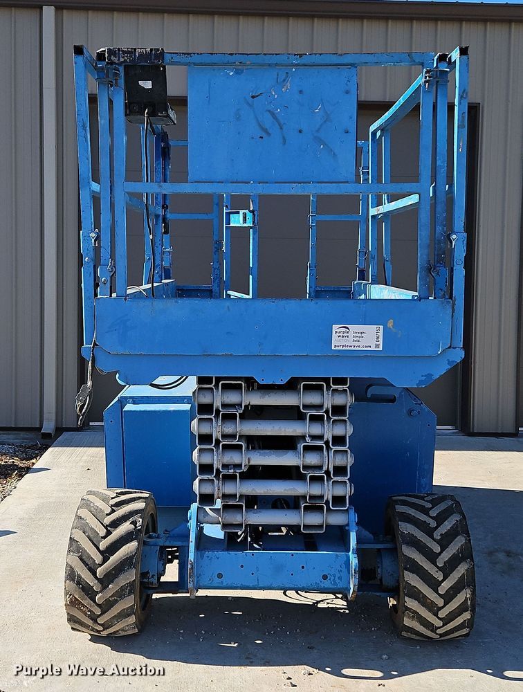 image for item DN7153 2007 Genie GS-3268RT  scissor lift