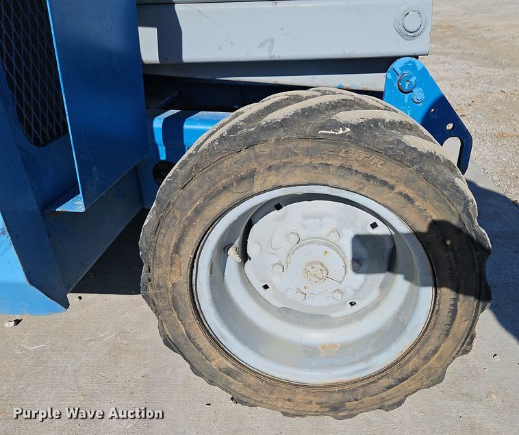 image for item DN7153 2007 Genie GS-3268RT  scissor lift