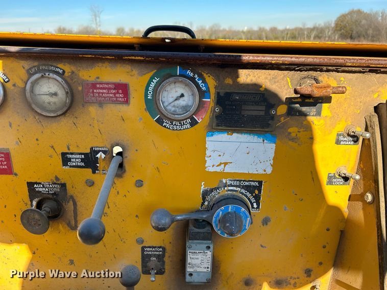 image for item DN8162 Gomaco Commander III GT6300  slip form paver