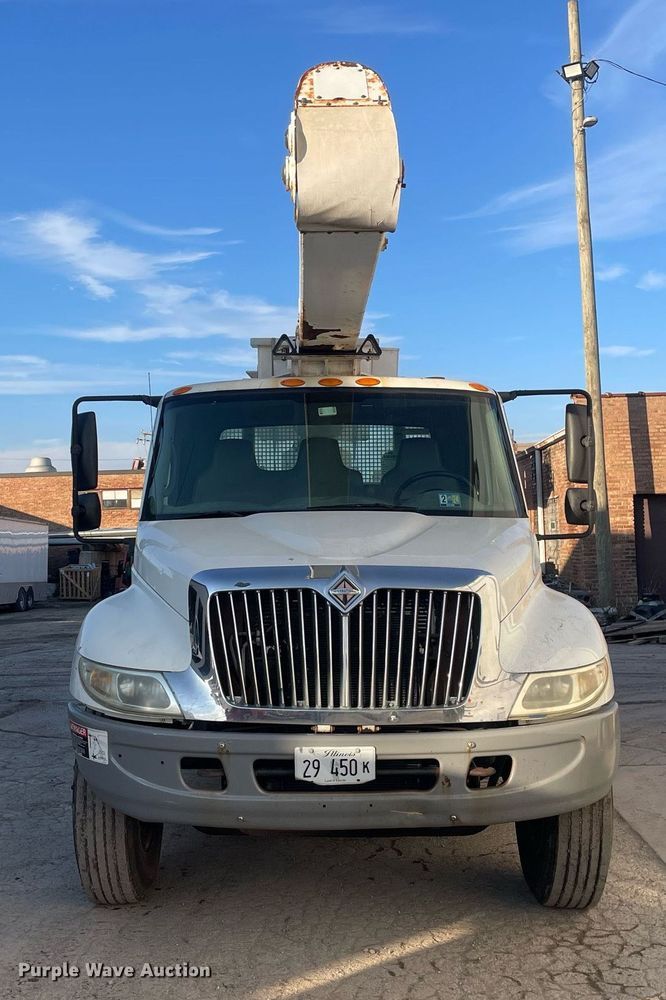 image for item DP0246 2005 International 4300  bucket truck