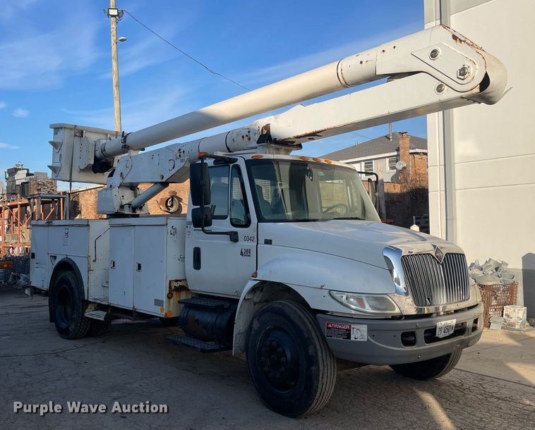 image for item DP0246 2005 International 4300  bucket truck