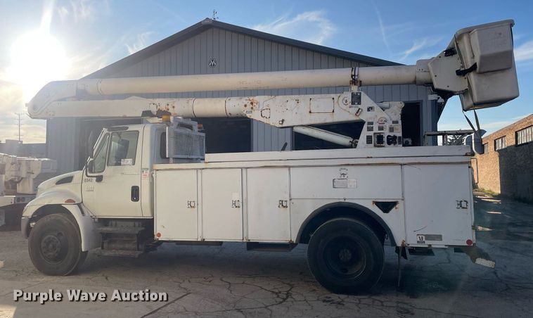 image for item DP0246 2005 International 4300  bucket truck