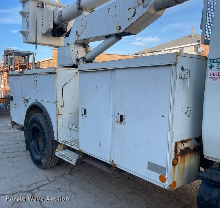 image for item DP0246 2005 International 4300  bucket truck