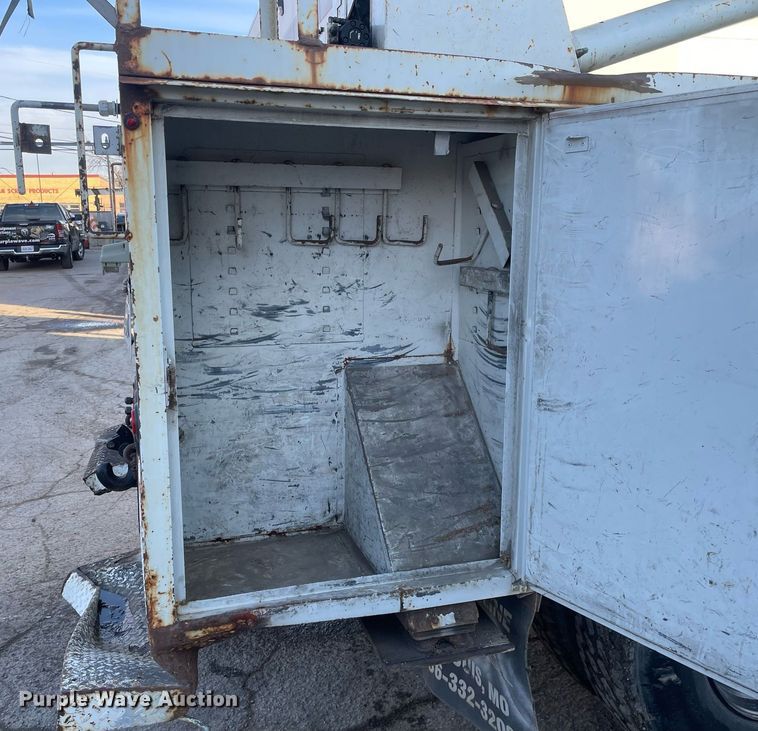 image for item DP0246 2005 International 4300  bucket truck