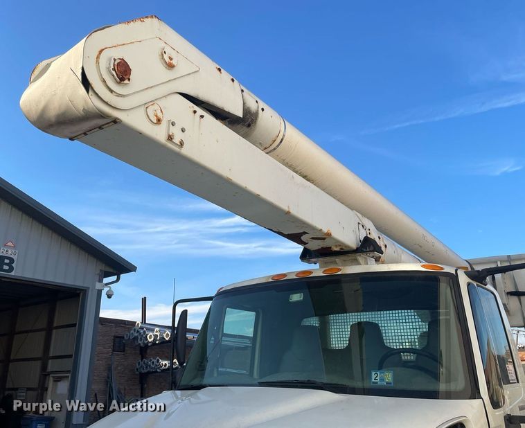 image for item DP0246 2005 International 4300  bucket truck