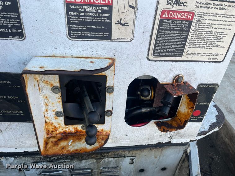 image for item DP0246 2005 International 4300  bucket truck