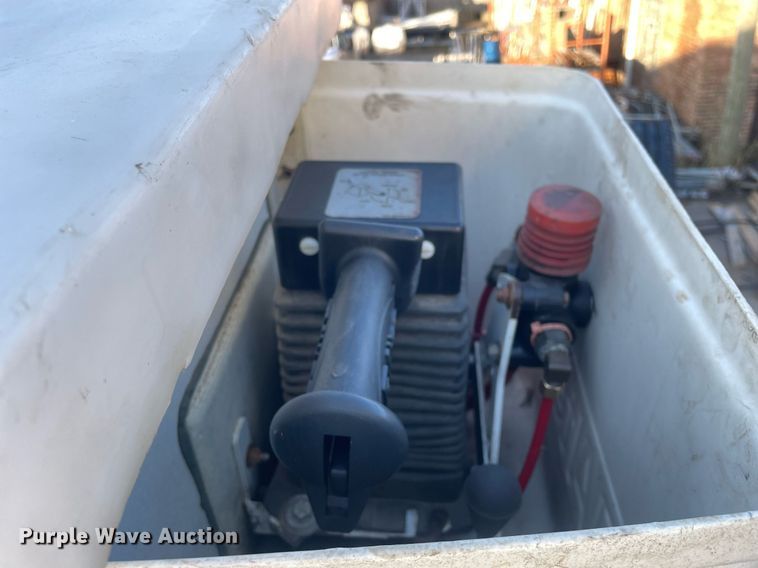 image for item DP0246 2005 International 4300  bucket truck