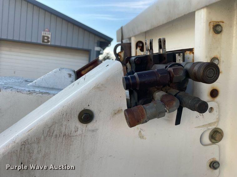 image for item DP0246 2005 International 4300  bucket truck