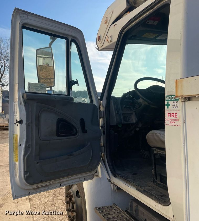 image for item DP0246 2005 International 4300  bucket truck