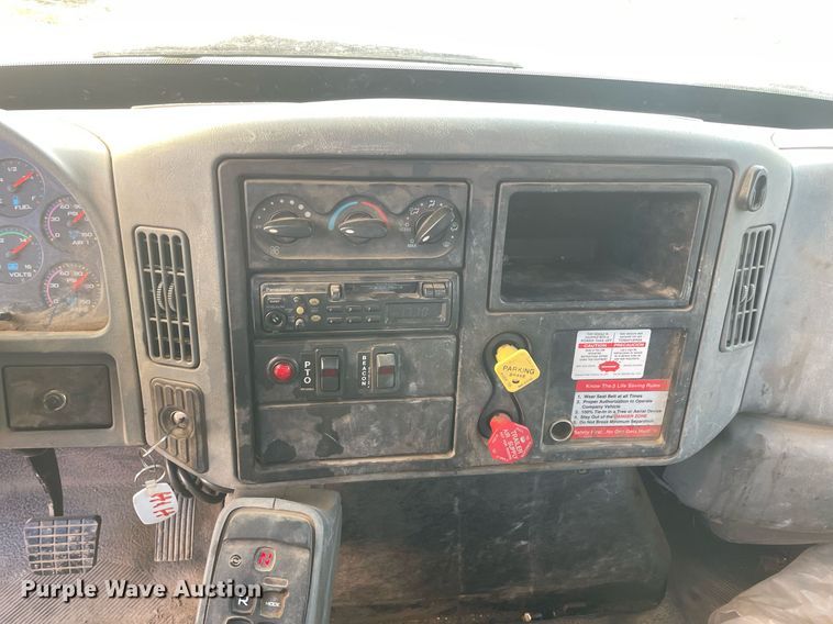 image for item DP0246 2005 International 4300  bucket truck