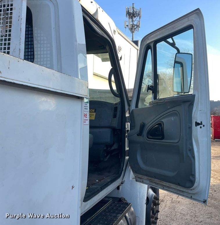 image for item DP0246 2005 International 4300  bucket truck