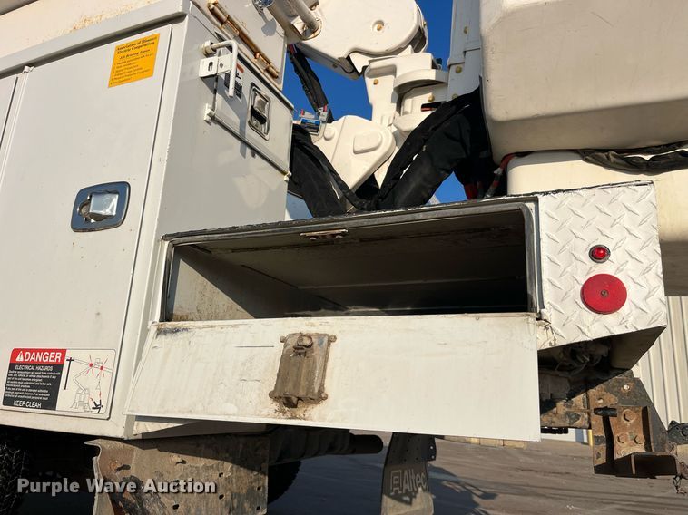 image for item DP2158 2016 Ford F550 Super Duty  bucket truck