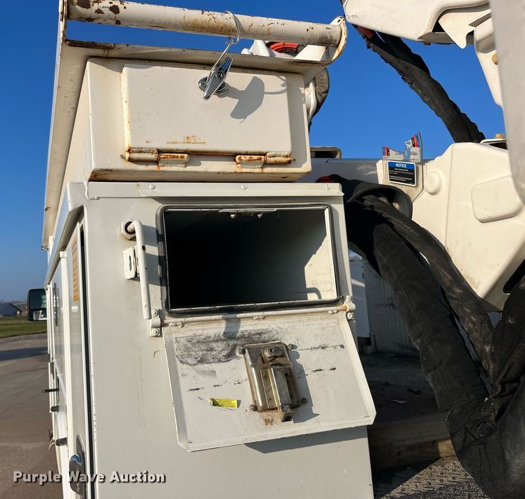 image for item DP2158 2016 Ford F550 Super Duty  bucket truck