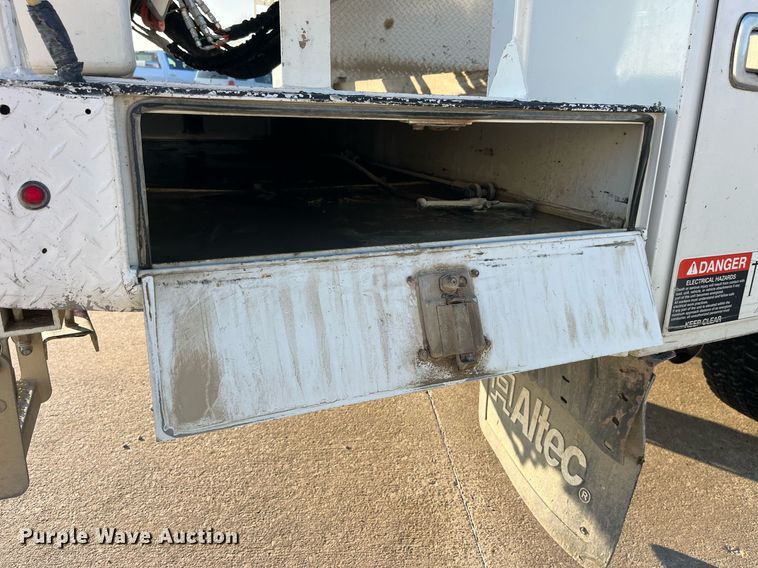 image for item DP2158 2016 Ford F550 Super Duty  bucket truck