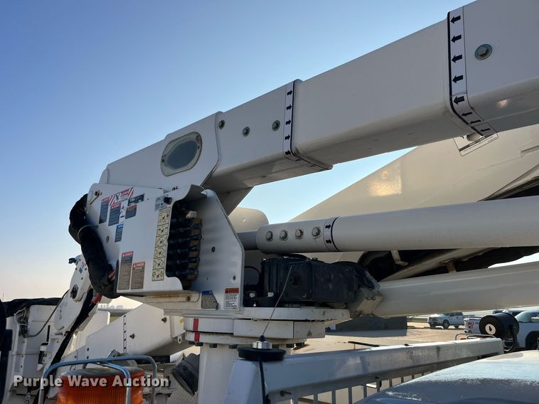 image for item DP2158 2016 Ford F550 Super Duty  bucket truck