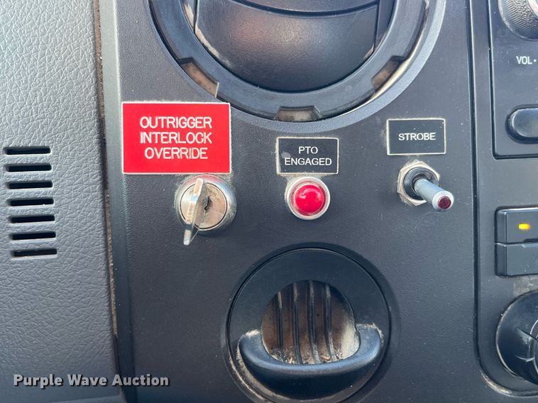 image for item DP2158 2016 Ford F550 Super Duty  bucket truck