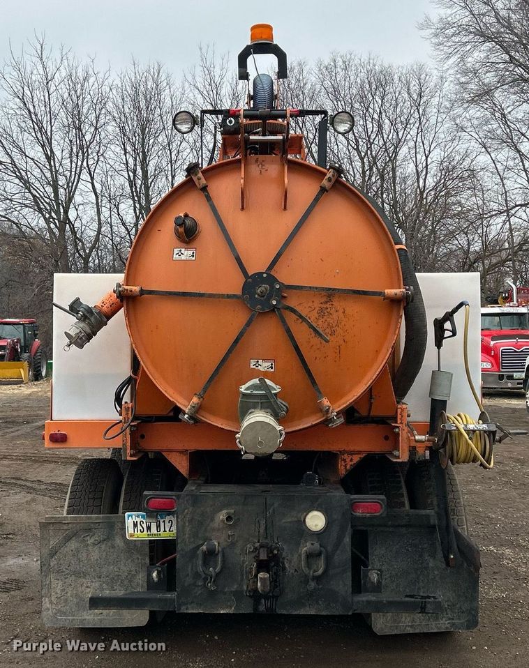 image for item DQ1065 2004 Freightliner Columbia  vacuum truck