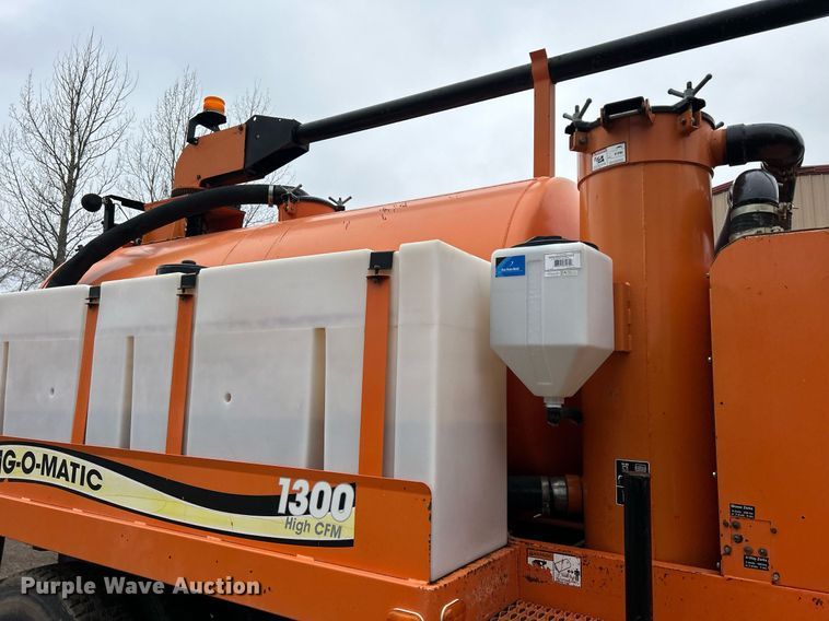 image for item DQ1065 2004 Freightliner Columbia  vacuum truck