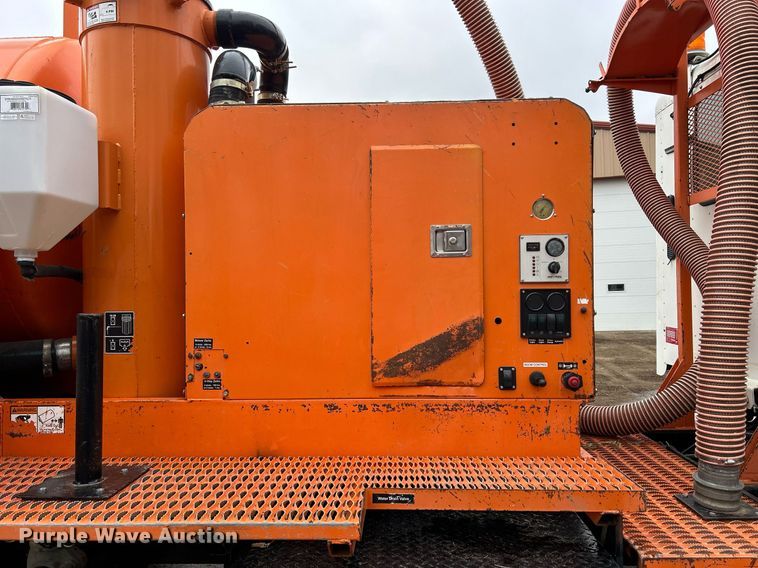 image for item DQ1065 2004 Freightliner Columbia  vacuum truck