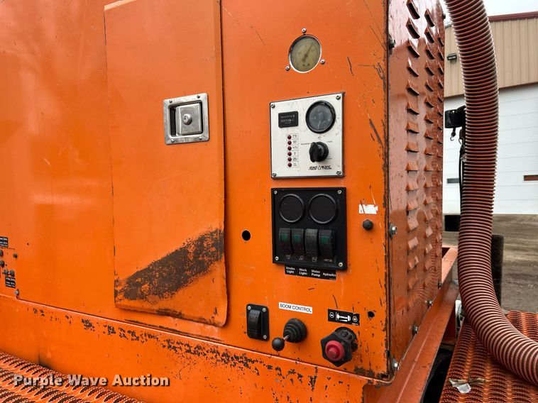 image for item DQ1065 2004 Freightliner Columbia  vacuum truck