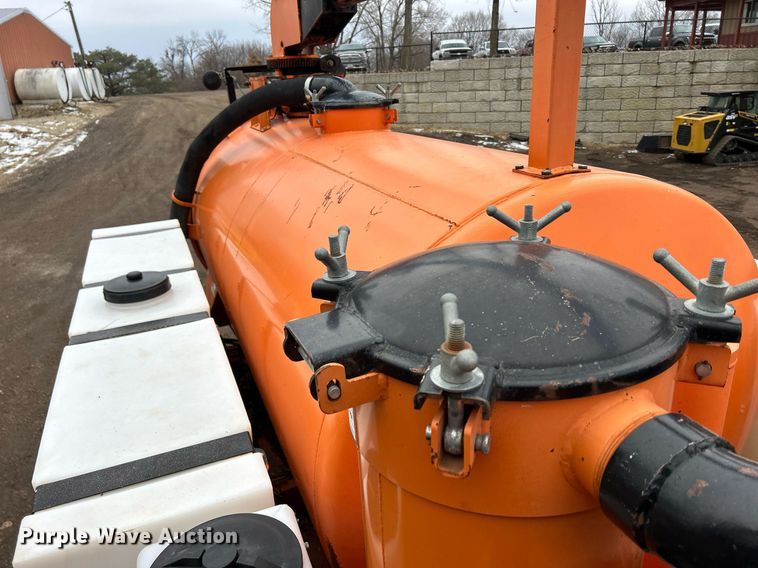 image for item DQ1065 2004 Freightliner Columbia  vacuum truck