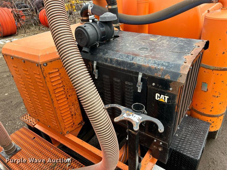 image for item DQ1065 2004 Freightliner Columbia  vacuum truck