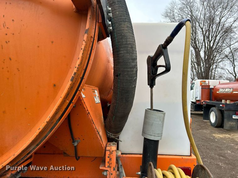 image for item DQ1065 2004 Freightliner Columbia  vacuum truck