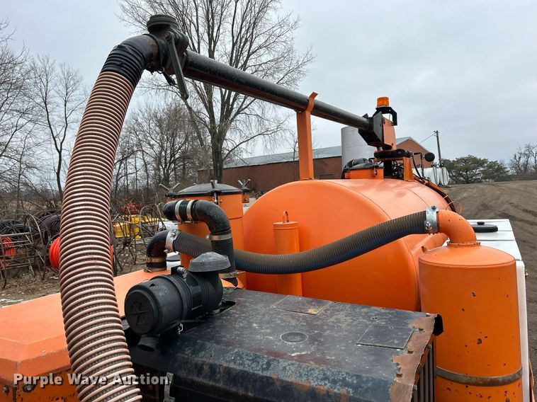 image for item DQ1065 2004 Freightliner Columbia  vacuum truck