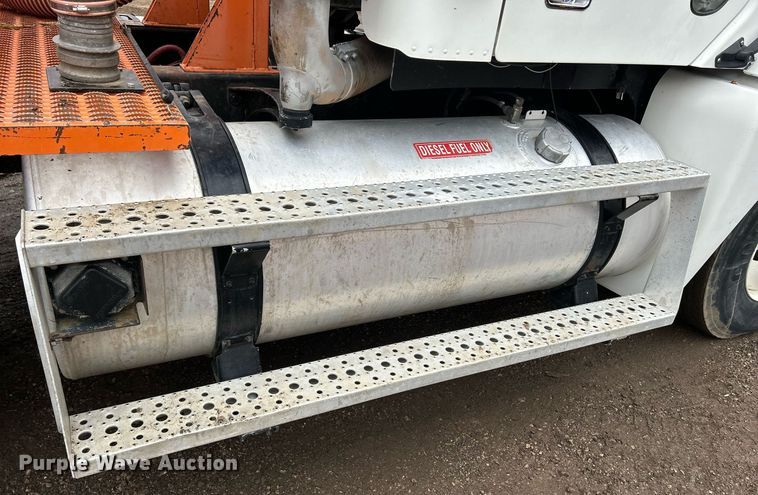 image for item DQ1065 2004 Freightliner Columbia  vacuum truck