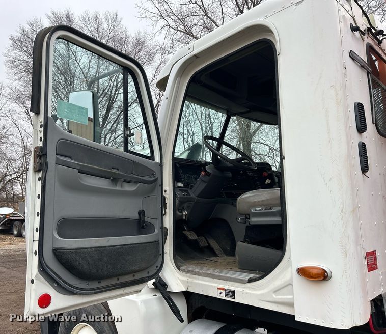 image for item DQ1065 2004 Freightliner Columbia  vacuum truck