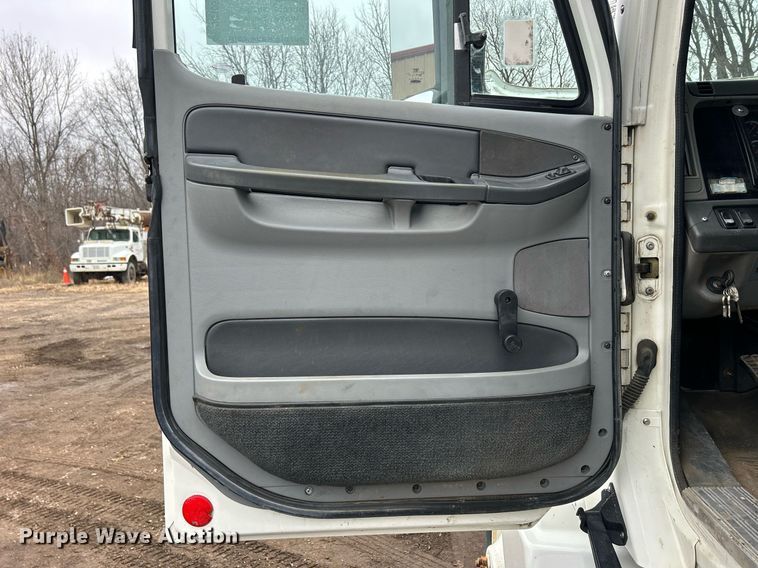 image for item DQ1065 2004 Freightliner Columbia  vacuum truck