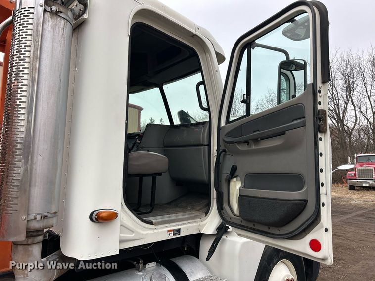 image for item DQ1065 2004 Freightliner Columbia  vacuum truck