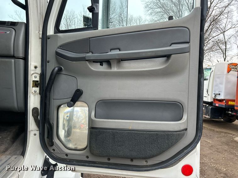 image for item DQ1065 2004 Freightliner Columbia  vacuum truck