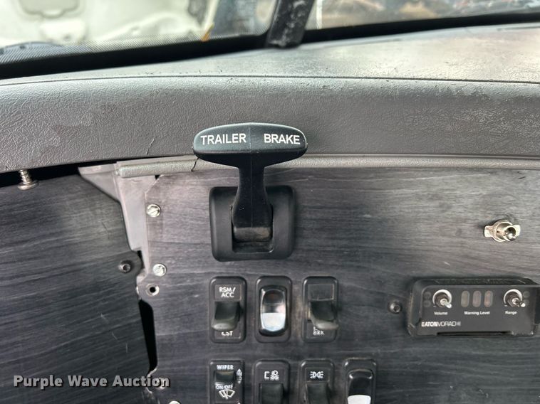 image for item DQ1065 2004 Freightliner Columbia  vacuum truck