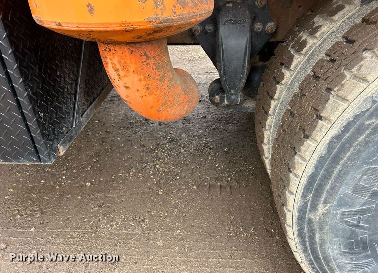 image for item DQ1065 2004 Freightliner Columbia  vacuum truck