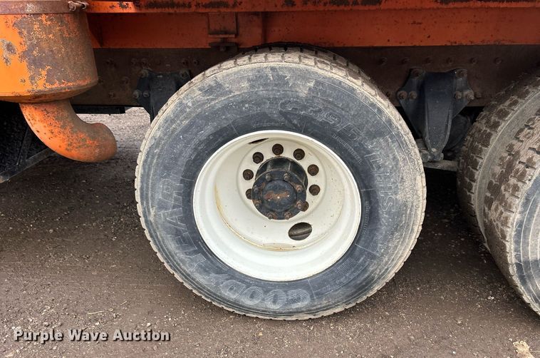 image for item DQ1065 2004 Freightliner Columbia  vacuum truck